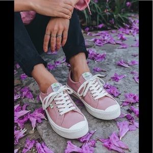CARIUMA OCA Low Sneakers in Rose Canvas Ethically Made Cotton Canvas